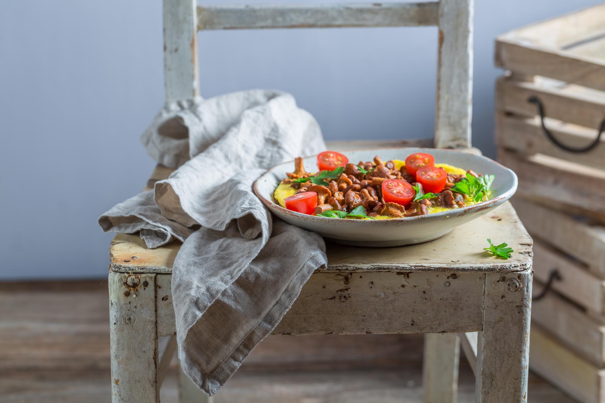 stół z przygotowanym lokalnym menu i naczyniami